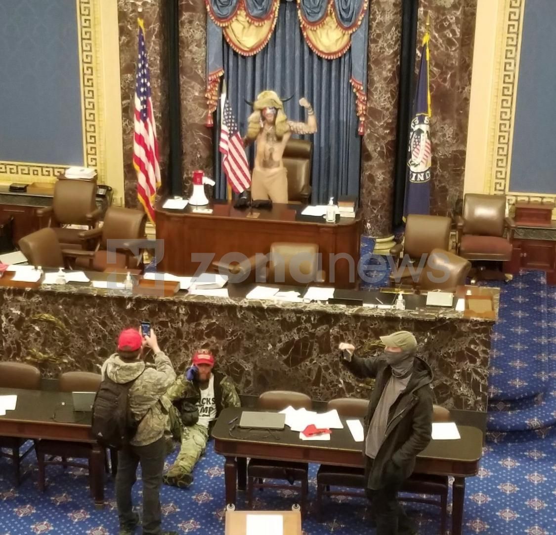 Привържениците на президента Тръмпа вече са в залата и си правят снимки от председателското място на Сената.
